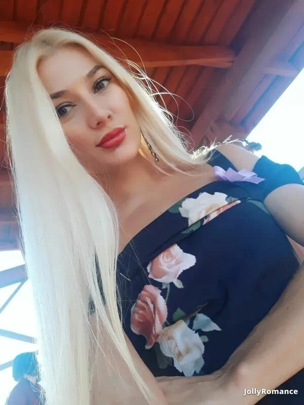 Elena Profile image 2