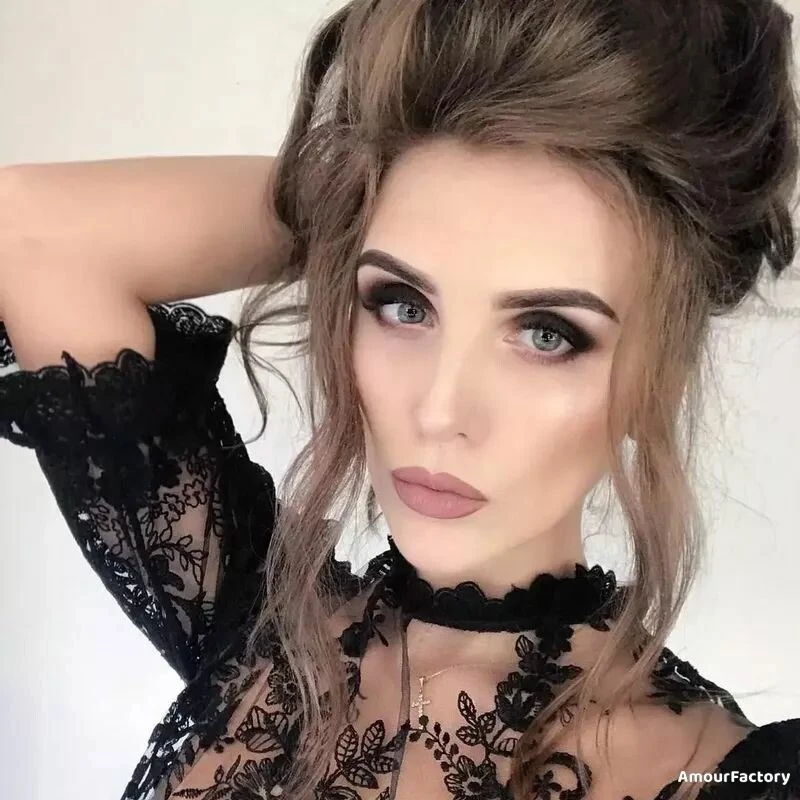 Veronica Profile image 3