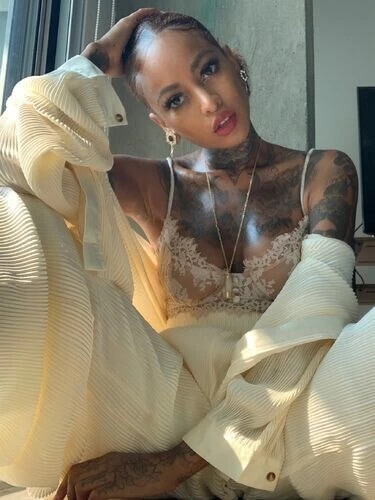 lovelyviv Profile image 2