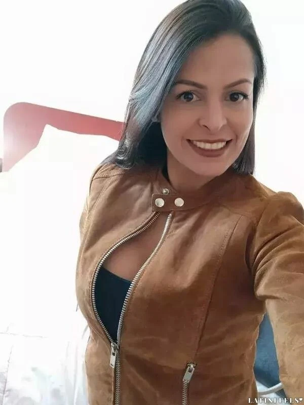 Veronica Profile image 4