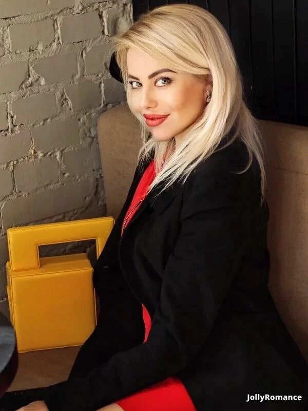 Elena Profile image 2