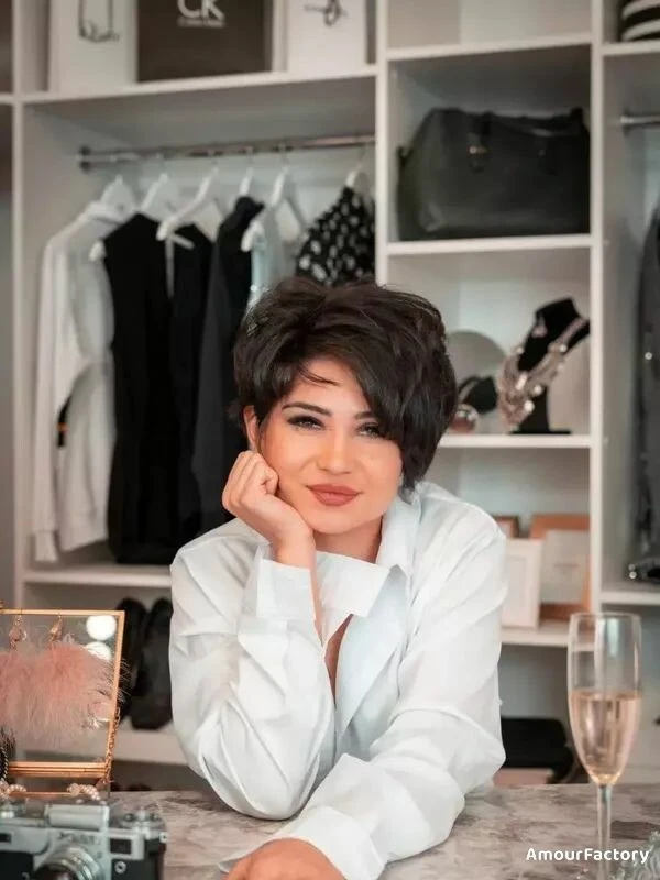 Elena Profile image 3