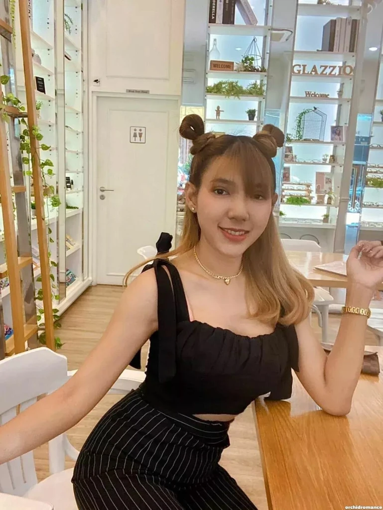 Monsinee Profile image 2